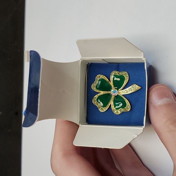 2005 Avon lucky shamrock pin - Picture 5 of 8